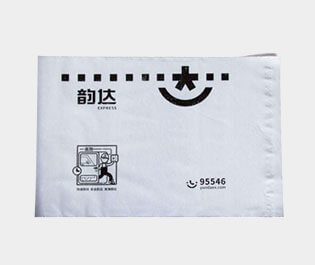 塑料快遞袋使用較多的是用聚乙烯材料做成，具有成本低，使用方便，防水性能好的特點。多用于運送文件、單據(jù)、資料、貨物等所包裝用的袋子。又稱為速遞袋、郵寄袋、快遞打包袋。體輕，富有彈性，有良好的抗沖擊性，無毒、無味、防潮、耐腐蝕，環(huán)保性較強，并且回收力度較大。