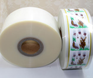 "食品復合膜是由PE等薄膜材料符合而成， 廣泛適用于包裝、食品、藥品等產(chǎn)品，具有環(huán)保、無臭無異味、熱封性能好、阻隔性好、遮光性強、耐油、強度高等特點。"