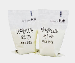 牛奶包裝袋是由三層或兩層共擠吹膜機生產(chǎn)而成。 成品膜印刷效果好，保香阻氧，安全衛(wèi)生，低碳環(huán)保，耐擠壓刺穿性強。