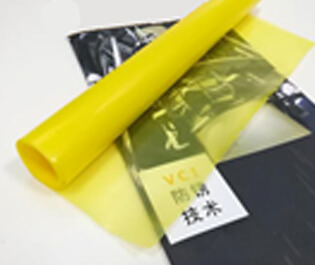 本公司采用三層共擠吹膜機，由內(nèi)層模體、中層模體、外層膜體組成，分別將三層共擠的膜體配方進行配比，配三種不同屬性的合金擠出機，配套合適的高精度模具和德系風環(huán)，均勻混合擠出，一次性吹制的薄膜。本公司設備吹制的防銹膜在不破損的情況下，使用壽命長，防銹能力強，成本低等特點。